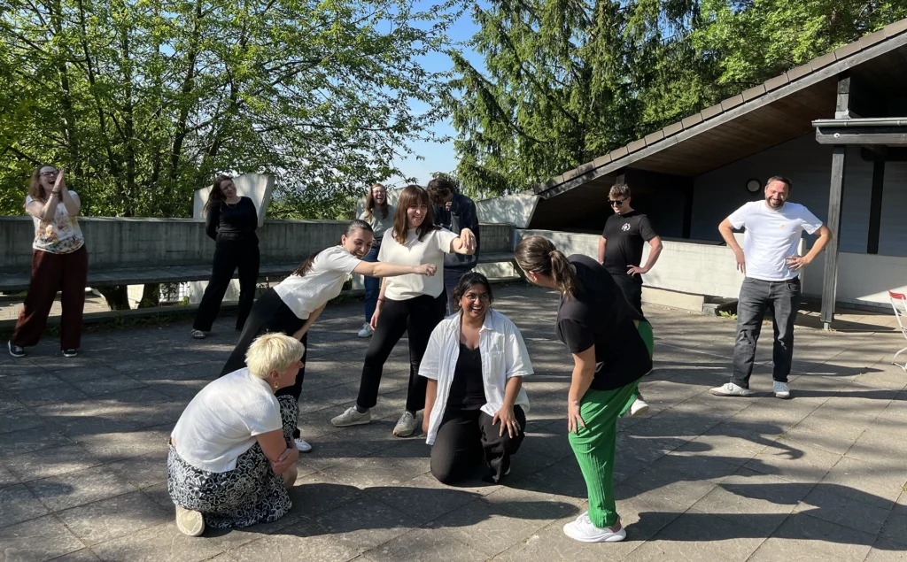 Rozbawiona młodzież w trakcie gry na świeżym powietrzu